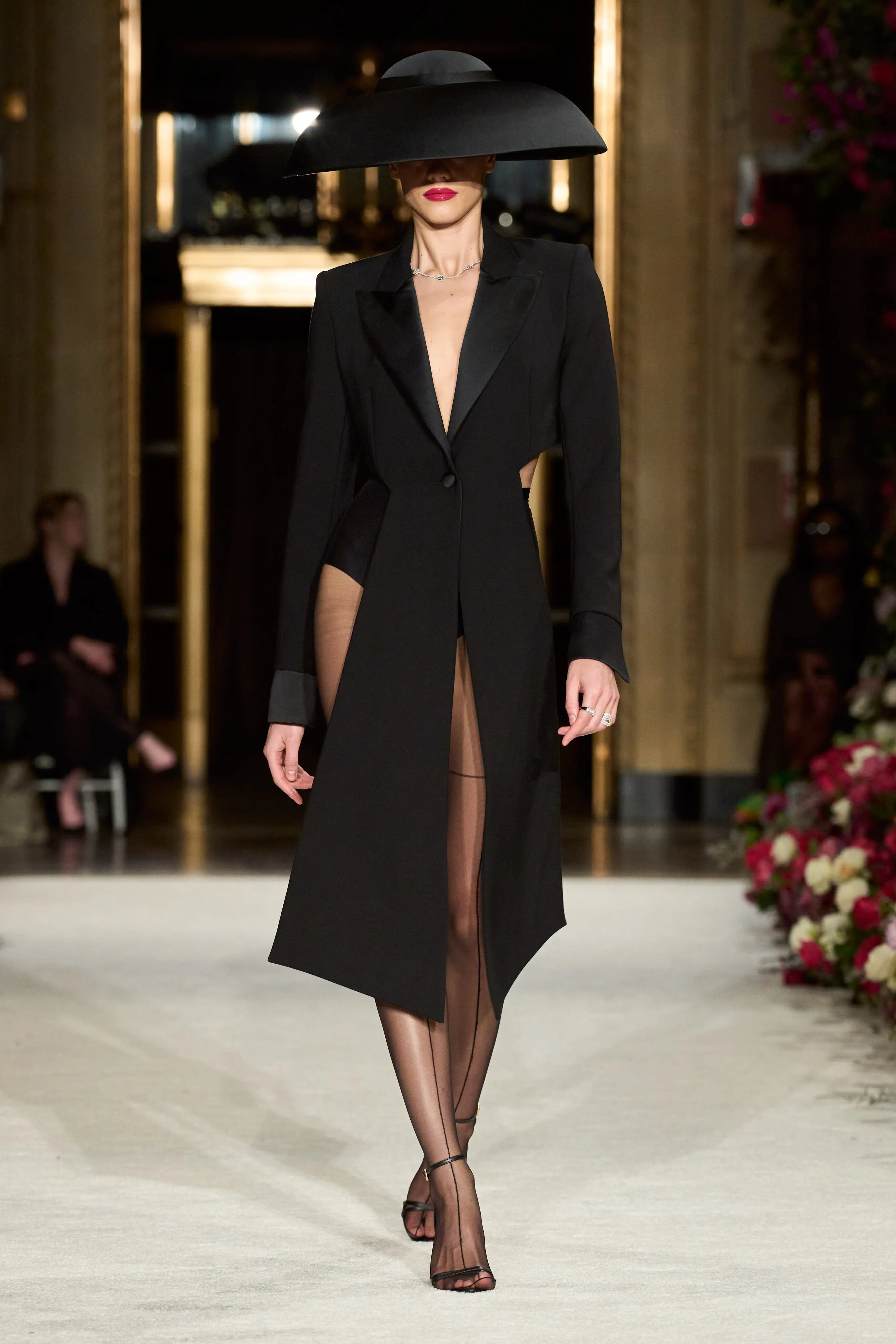 Exaggerated Lapel Cropped Blazer