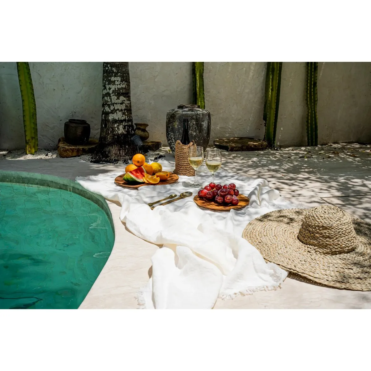 Rootz Linen Tablecloth - White Cover - Dining Linen - Luxurious Fabric - 150cm x 150cm x 1cm
